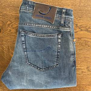 Säljer dessa slim jeans från Jacob Cohën i storlek 33 men passar 32. Jeansen är i toppskick. Modellen på jeansen är 688. Skriv om du har några frågor.