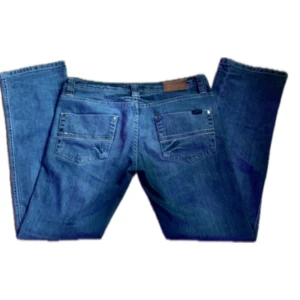Lågmidjade jeans - 2000s lågmidjade jeans / midja storlek 31. Knappt använd, inga håll och inga fläckar. Nästan som ny. Dem blir luftiga/utsvängda längre ner så dem är Inte skinny<3