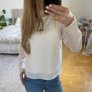 Blus med öppen rygg - Säljer denna jättefina blusen med öppen rygg pågrund av att den är på gränsen till för liten för mig☺️ den är i ett bra skick!