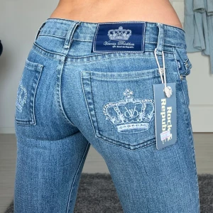 Victoria beckham jeans - lappar kvar, midjemått: 35cm rakt över, innerbenslängd: 83cm 💗 