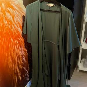 klänning pernilla wahlgren grön storlek m. den är i mycket fint skick. använd fåtal gånger. 