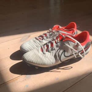 Nike tiempos - Säljer mina gammla nike tiempos som fortfarande är i riktigt bra skick!