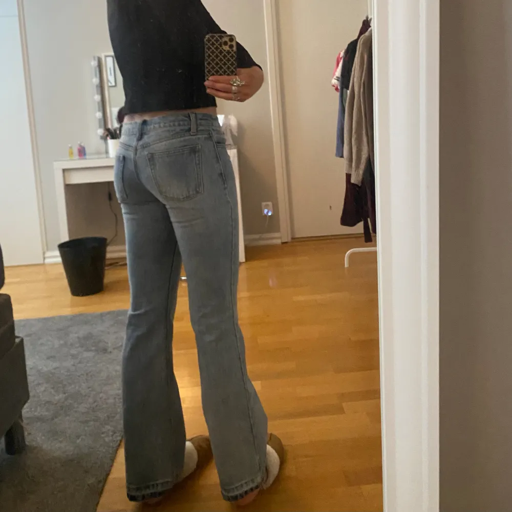 Slutsålda low waist jeans från Brandy Melville. Använda en gång och är i bra skick. Är i storlek S. Jag har sprättat upp dom längst ner så de skulle bli lite längre går att kontakta för bild. Köparen står för frakten😊. Jeans & Byxor.