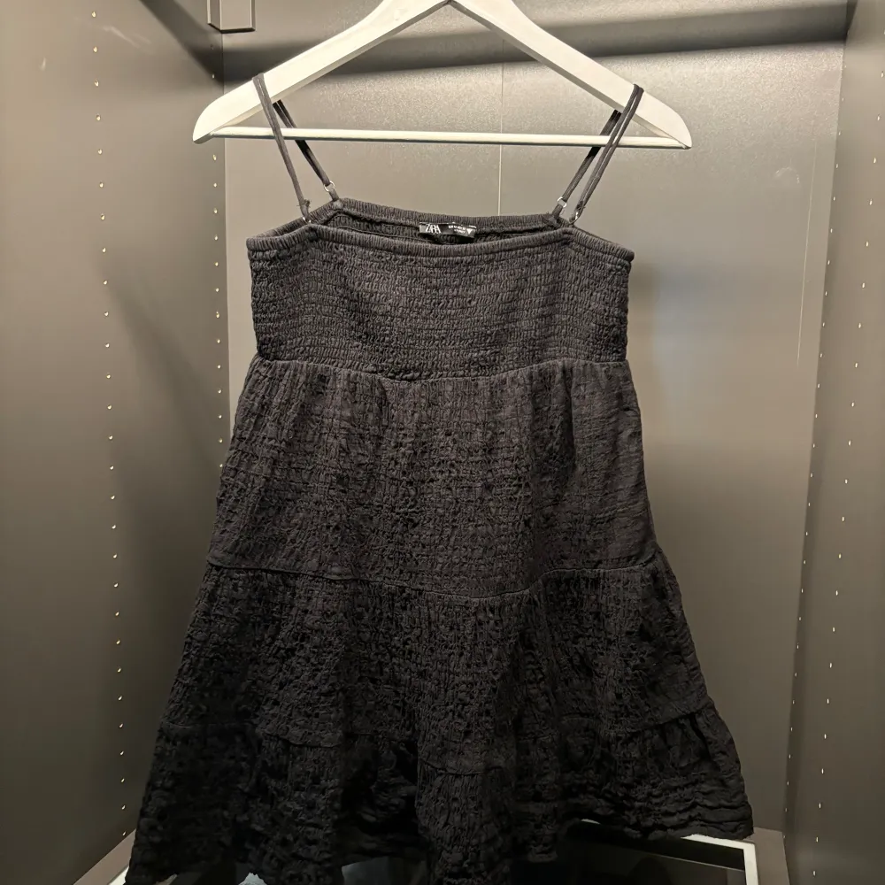 Fett gullig svart klänning från zara använd 2-3 gånger med storlek M💖. Klänningar.