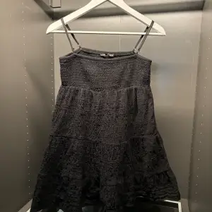 Fett gullig svart klänning från zara använd 2-3 gånger med storlek M💖