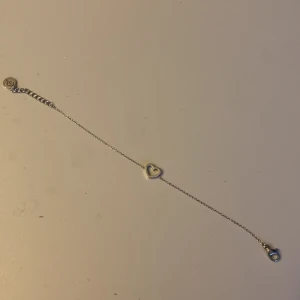 Edblad armband  - Säljer för att jag använder guld, vet inte direkt vad den kostar men ny pris: 150  