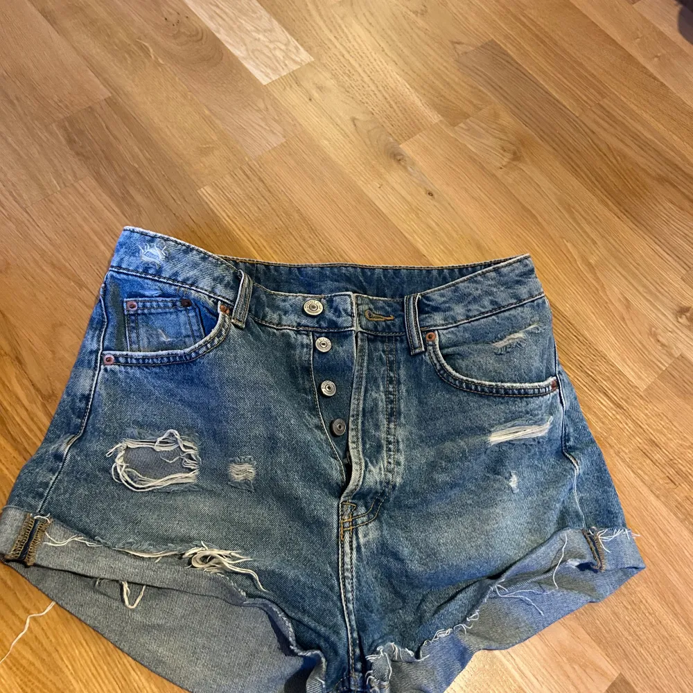 Storlek: 38 Shorts från hm som är välanvändna. Materialet är jeans Köparen står för frakten . Shorts.