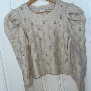 Tröja  - Använd 1 gång.  Väldigt fint skick, inga skavanker 