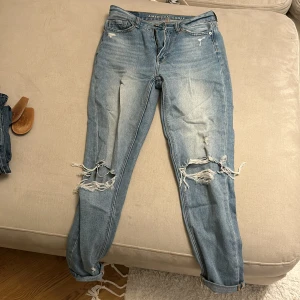 American eagle jeans - Skinny. Tyvärr är en hylsa till jeansen trasig men säkert lätt fixat för den händiga