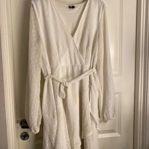 Vit sommarklänning  - Använd 1 gång då jag gick ut nian Strl L  Är en liten missfärgning på ena sömmen (se bild 2) men det är inget som syns