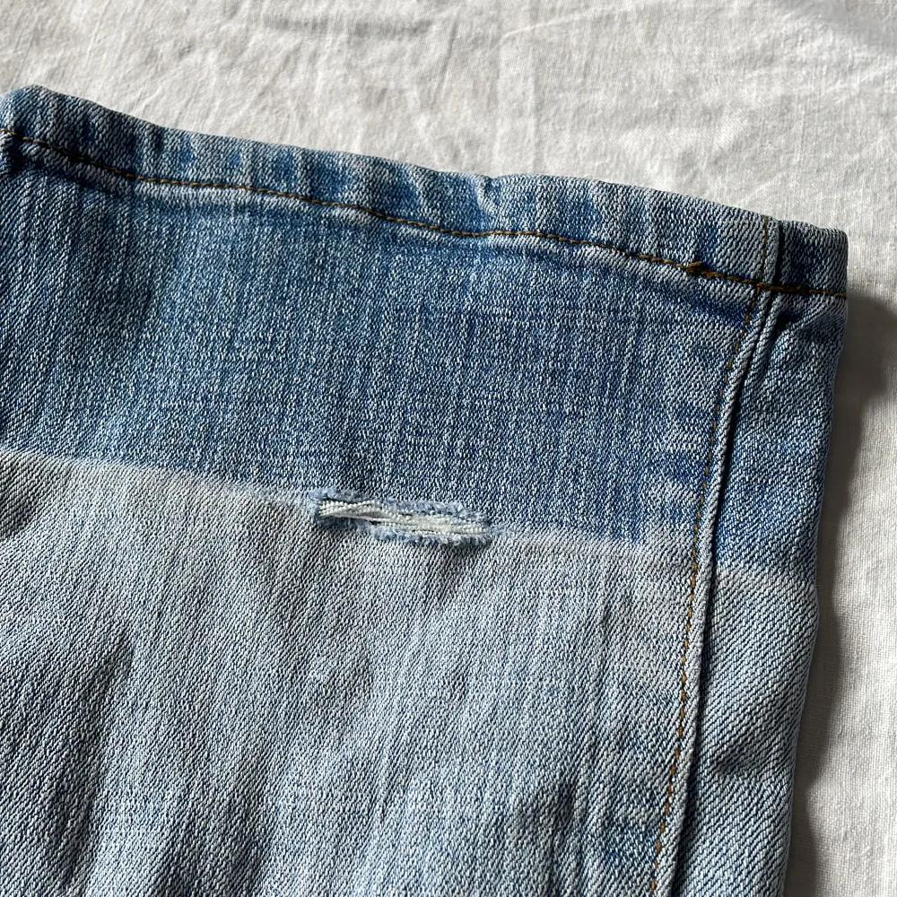 Bra skick! Lite urtvättade(materialet lite tunnare än nya jeans) och en defekt i sista bilden, mått: midjemått rakt över 34-39 (stretch) grenhöjd 19 benöppning 19,5 Innerbenslängd ca 81cm💗 passar någon mellan 170-175. Jeans & Byxor.
