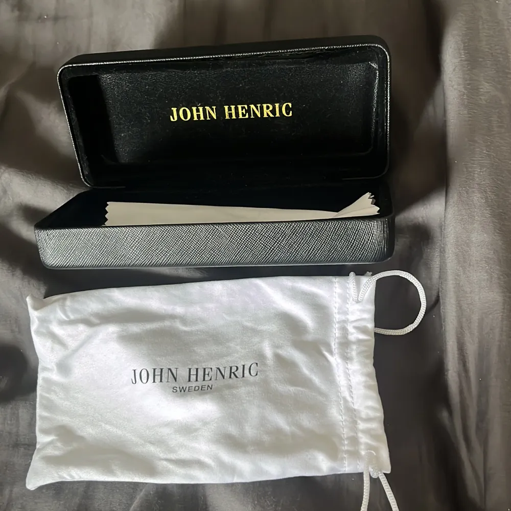 Säljer mina solglasögon från John Henric då de nästan aldrig kom till någon användning. Köpte dom för ca 600kr och dom är i bra skick 8.5/10. . Accessoarer.