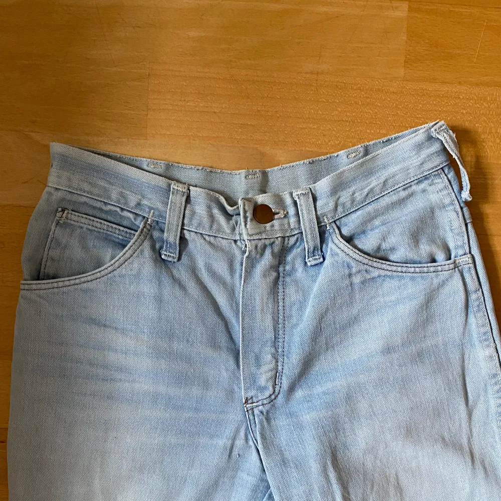 Sjukt snygga vintage mid-waist bootcut jeans som tyvärr är för små för mig💕innebenslängd: 83 cm . Jeans & Byxor.