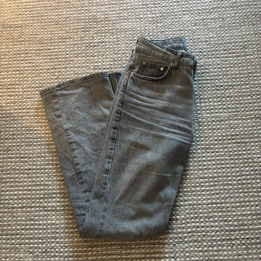 Ett par ganska ljust gråa jeans från Gina som jag köpt för 500kr!🩷 Säljer dessa för att de har blivit för små. De är i stl 34 och helt i nyskick. Kontakta vi frågor och använd gärna köp nu❤️😍. Jeans & Byxor.