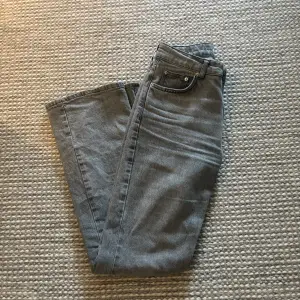 Ett par ganska ljust gråa jeans från Gina som jag köpt för 500kr!🩷 Säljer dessa för att de har blivit för små. De är i stl 34 och helt i nyskick. Kontakta vi frågor och använd gärna köp nu❤️😍