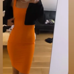 Orange klänning 🧡 - Skit snygg orange klänning 🧡 kan även vara som ofkjolder, haft på mig vid ett tillfälle🧡 sitter så fint och väldigt bra skick och strech