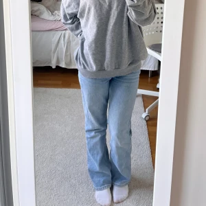 Jeans - Säljer dessa mid-rise jeans från Weekday (modellen twig)!💕💕 NYPRIS 500!!! Använda men inga deffekter!! Storlek 26/30, är lite för korta för mig som är 162💕💕