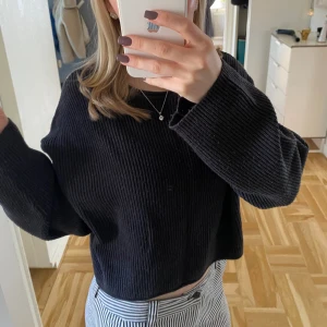 Pull&bear stickad tröja - Säljer denna lite croppade stickade tröjan från pull&bear🌸 Nästan aldrig använd. Köptes för ett år sedan💛Lite baggy fit🫶 