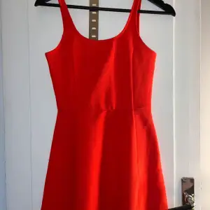 Säljer en basic röd klänning från hm då den är för liten.
