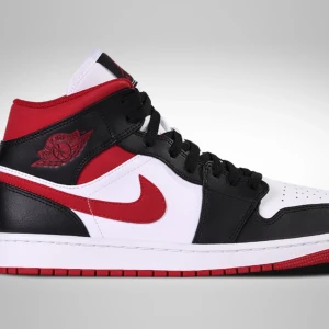 Säljer mina röda jordan 1 då dom inte kommer till användning  - Bra skick, men skriv för egna bilder 