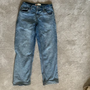 Blå Levi’s jeans  - Storlek 14A. Jättebra skick. Nästintill oanvända. Loose taper fit. Kontakta mig gärna om ni har funderingar eller är intresserade 