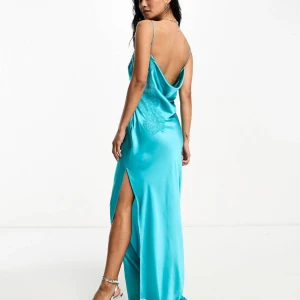 Balklänning - Helt oanvänd balklänning från ASOS. (Den säljs inte längre på sidan.) Säljer pga tog för lång tid på mig att lämna tbx den. Köpte för 600kr