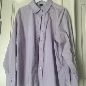 Lila bomullsskjorta - Lila bomullsskjorta, lite oversized modell.