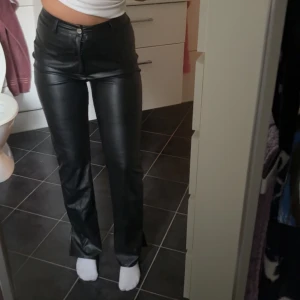 Skinnbyxor - Svarta skinnbyxor i storlek 34 från missguided. Passar för mig i längden som är 168😊