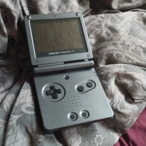Game Boy advance sp age-101 - Laddare saknas 