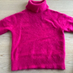 Angora tröja - Otrolig tröja i 100% Angora Väldigt mjuk och högkvalitativ. Kort i ärmarna och med krage Skicket är som ny Pris på tröjor i detta material ligger mellan 1000-3500kr Därav är prissättningen högre 