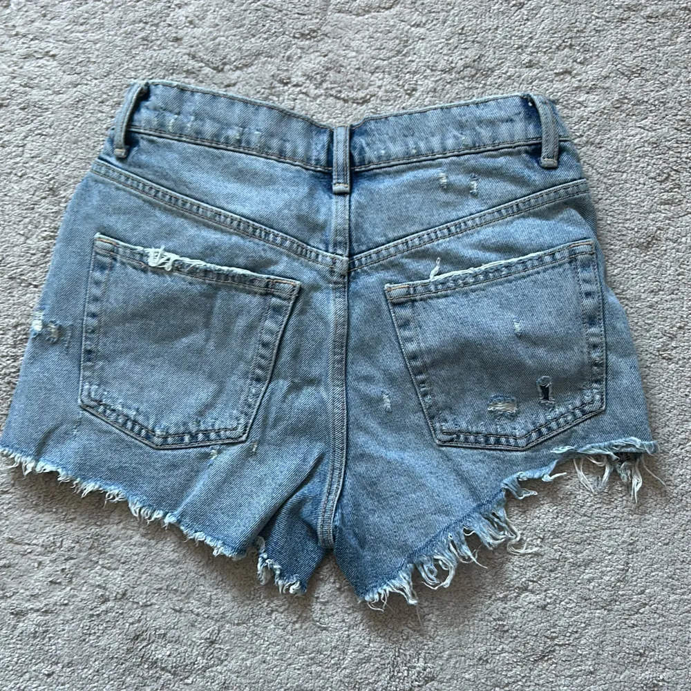 Blåa jeansshorts från Zara i storlek 34 i mycket fint skick.. Shorts.