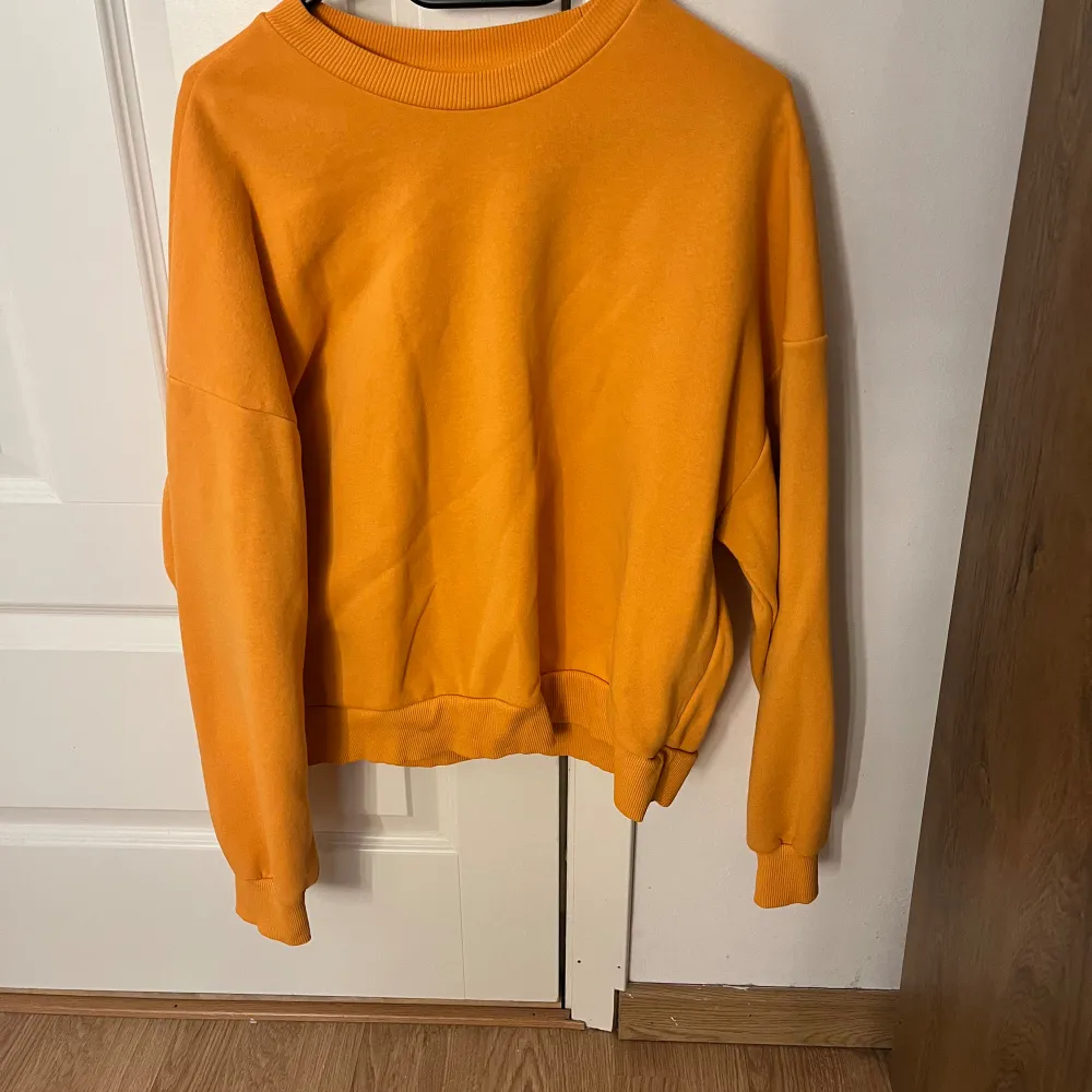 En superfin orange tröja jag säljer för att jag inte använder🧡. Hoodies.