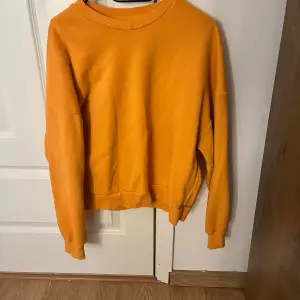 En superfin orange tröja jag säljer för att jag inte använder🧡