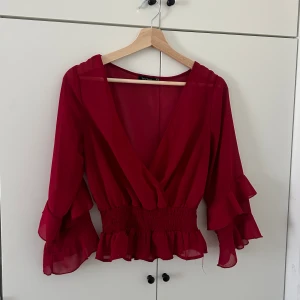 Blus - Röd jättefin blus.