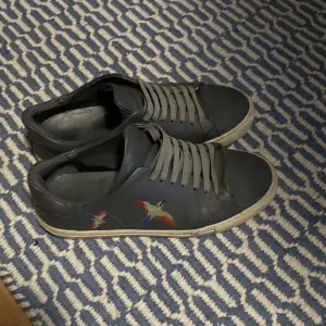 Fina gråa Axel Arigato skor. Dem är i storlek 43 och är köpta i Axel Arigato butiken i Stockholm. Jag har använt dem lite men de är lite smutsiga men funkar att tvätta bort men skicket är 8/10. 