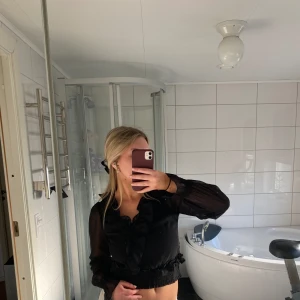 Svart blus - Svart blus, perfekt både till vardag och fest💕
