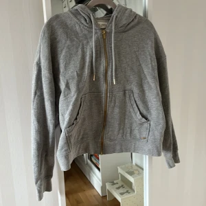 Lindex tröja  - Jätte fin tröja med dragkedja från Lindex använd ett fåtal gånger och är i jätte fint skick, kom privat för mer info elle fler bilder💓