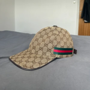 Gucci keps beige  - Storlek: One cize  Knappt använd säljer den på grund av det inte riktigt är min stil längre. Men den kommer passa bra på dig med den typen av stilen!😁 kan gå ner i pris vid snabb affär mvh Leon🤝