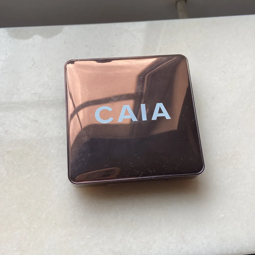 caias glow bronzer i färgen Gold Coast. fick i julklapp och har använt typ tre gånger men den är inte riktigt min färg så därför säljer jag! . Övrigt.
