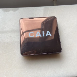 Caia gold coast bronzer - caias glow bronzer i färgen Gold Coast. fick i julklapp och har använt typ tre gånger men den är inte riktigt min färg så därför säljer jag! 