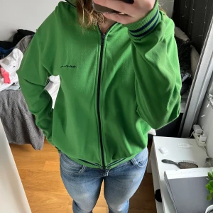 Grön kofta - Säljer den här gröna koftan som jag köpt på secondhand, bra skick, säljer då jag inte använder den, använd fåtal gånger 💕