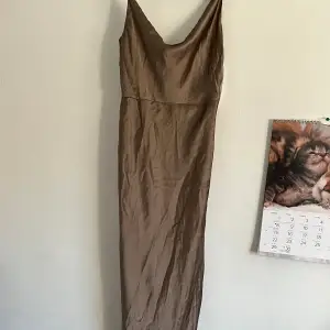 En långklänning i färgen Mulvad, köpt från Bubbleroom. Den har aldrig används innan och klänningen går ner till golvet (jag är 163 cm)