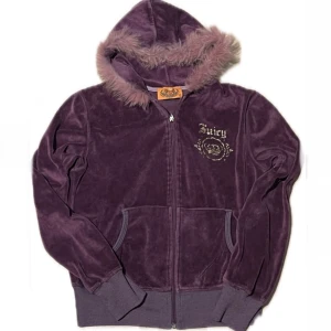 ”juicy couture” huvtröja med päls - Bra skick, älskar den men  tyvärr passar  inte  som jag ville. Storlek L men passar till S och M! Fråga gärna om mer information! 