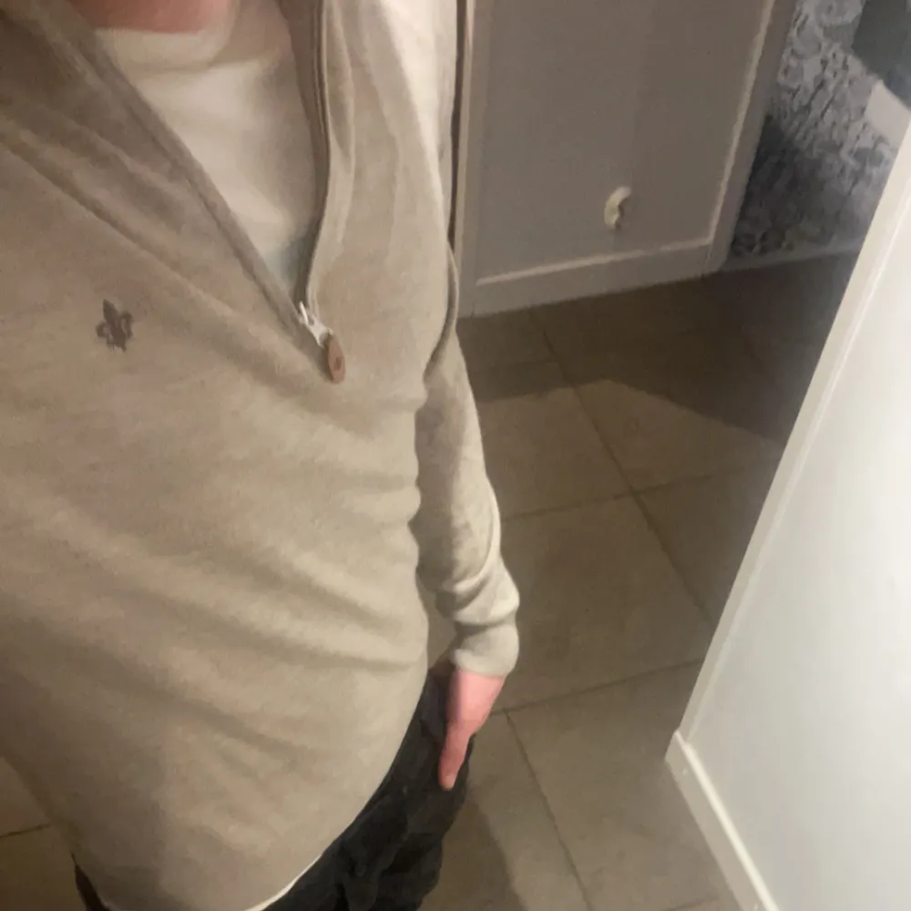 Säljer min sköna Morris half zip i ny skick 10/10, inga defekter eller slitage finns, man får med extra tråd till tröjan Nypris = 1700 billigare vid snabb affär . Tröjor & Koftor.