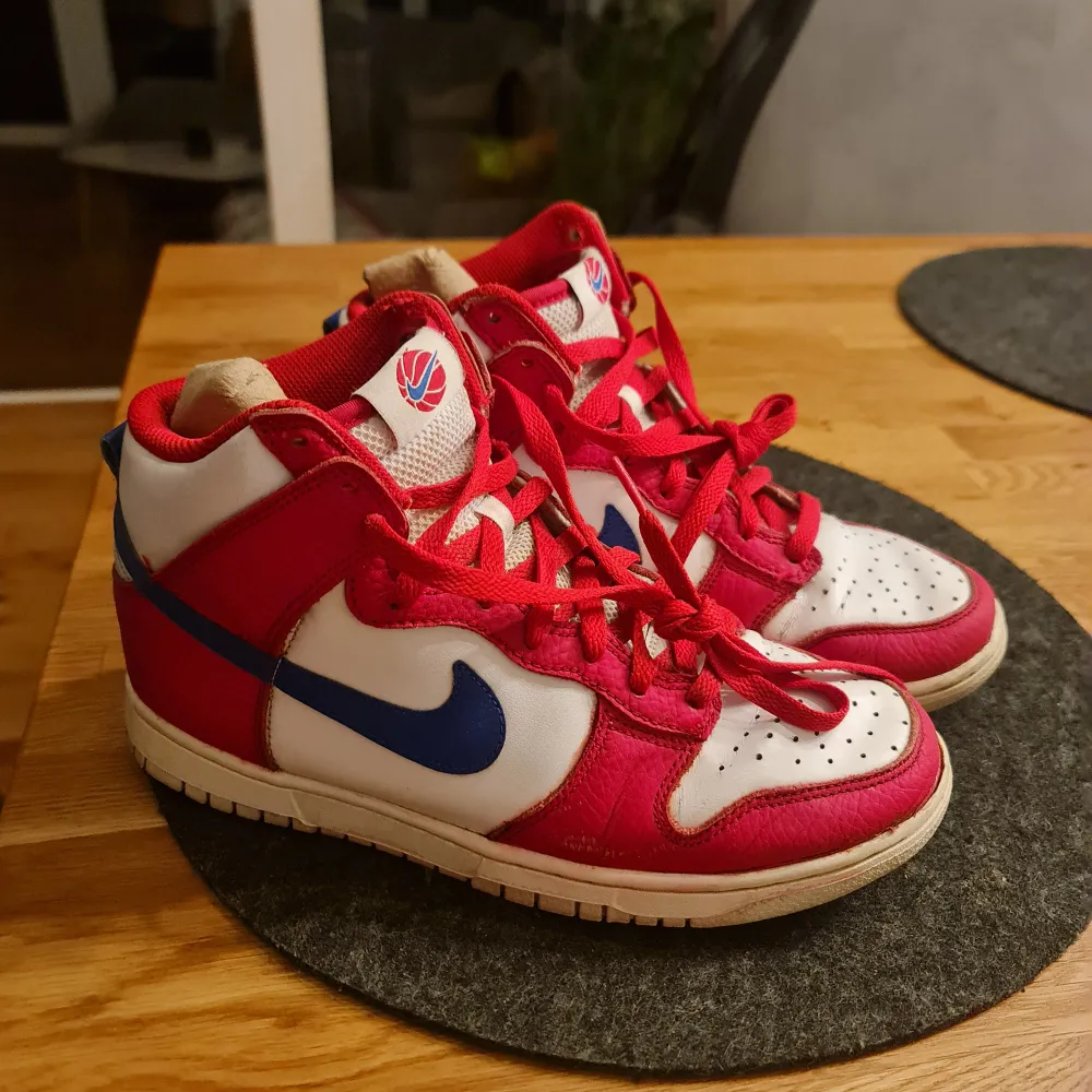 Säljer begagnade skor som har använts ganska ofta men är i bra skick. Kengät.