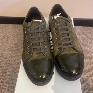 Lanvin - Fått in dem här helt nya lanvinsen i en grön färg för den som vill sticka ut lite, finns i storlek 42 och 46, helt nya! Pris endast 2499!Hör av er för frågor eller funderingar 