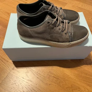 Lanvin skor - Hej, säljer nu dessa sjukt snygga lanvin skor. Box och dustybox ingång, allt OG. De är lite slitna och därför säljer jag dem såhär billigt. Vid köp ingår en ordentlig rengöring av skorna! Pris kan diskuteras vid snabb affär!  //Benjamin