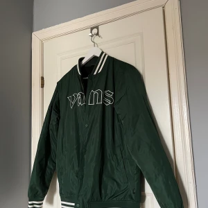 Grön Vans jacka  - Helt oanvänd snygg vårjacka från Vans! 