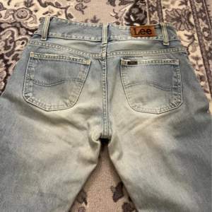 lågmidjade lee jeans som är utsvängda som jag tyvärr inte passar storlek W28 L31, fint skick💗