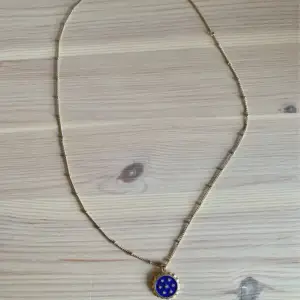 Superfint halsband bed blå berlock  Guldig kedja med pluppar (Tips! Köp med bundle för att spara på den frakten🔥! In och fynda fler plagg i flödet👑😉)